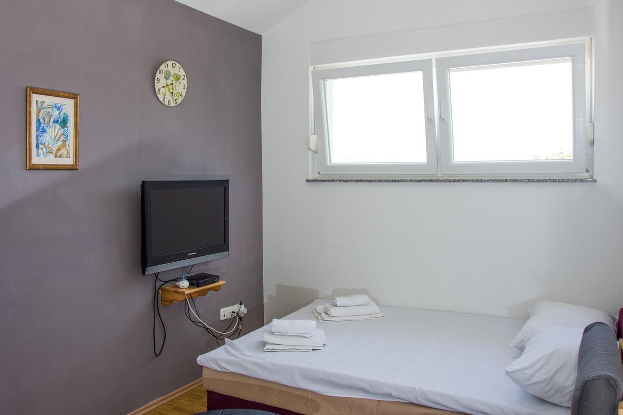 Apartments Sv. Jelena 2 Pag Town Bagian luar foto